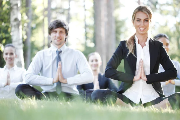 Business People Team Practicing Yoga Park — Stock Photo, Image