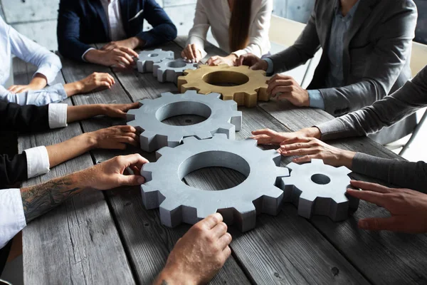 Groep Zakenmensen Verbindt Zilveren Goudkleurige Tandwielen Tafel Het Werk — Stockfoto