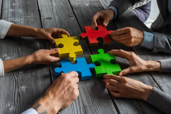 Business Team Persone Sedute Intorno Tavolo Riunione Assemblaggio Puzzle Colori — Foto Stock