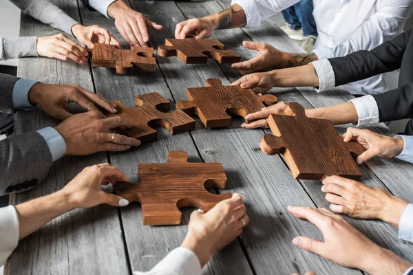 Business Team Persone Sedute Intorno Tavolo Riunione Assemblaggio Pezzi Puzzle — Foto Stock