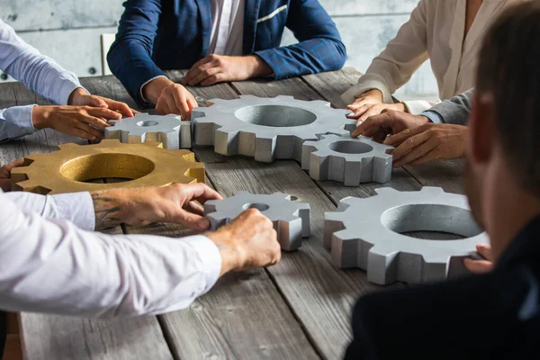 Groep Zakenmensen Verbindt Zilveren Goudkleurige Tandwielen Tafel Het Werk — Stockfoto