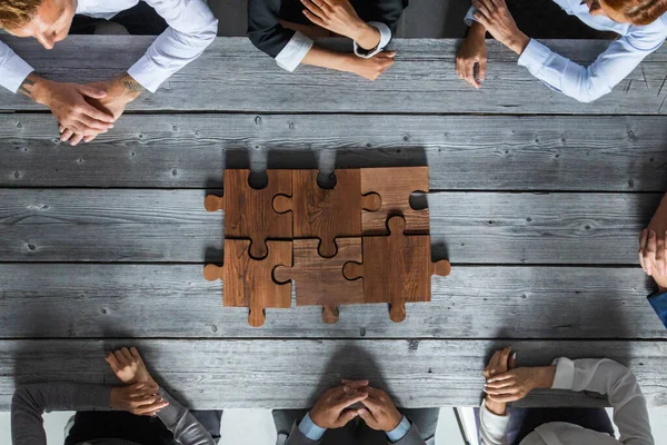 Zakenmensen Team Zitten Rond Vergadertafel Het Assembleren Van Houten Puzzel — Stockfoto