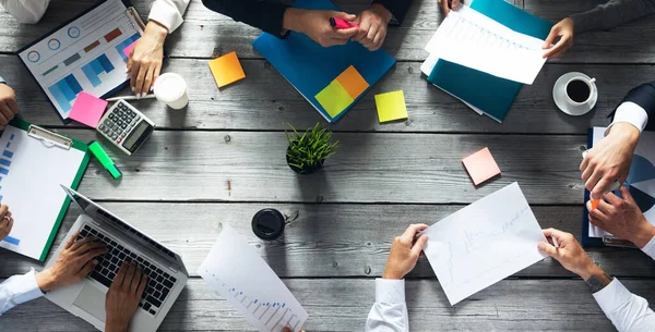 Concepto Equipo Planificación Gestión Empresarial Personas Sentadas Alrededor Mesa Oficina — Foto de Stock