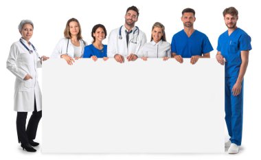 Boş afişi olan bir grup doktor beyaz bir arkaplanda izole edilmiş.