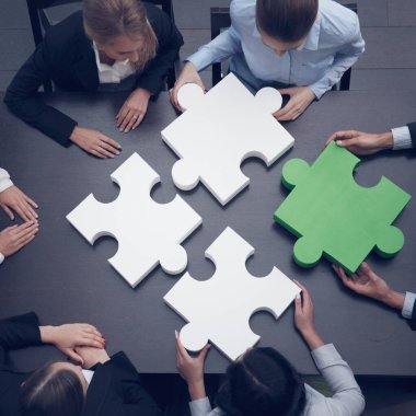 Yapboz, takım desteği ve konsept oluşturan bir grup iş adamı