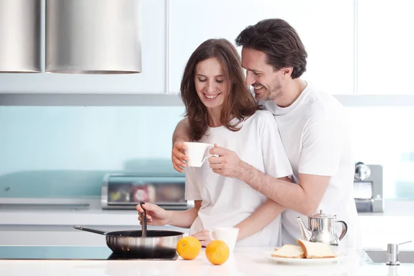 Happy Couple Cooking Breakfast Together Kitchen — Stock Photo, Image