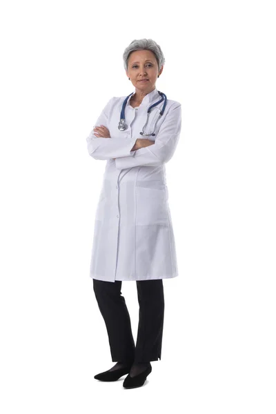 Asiatique Mature Femme Médecin Avec Stéthoscope Isolé Sur Fond Blanc — Photo