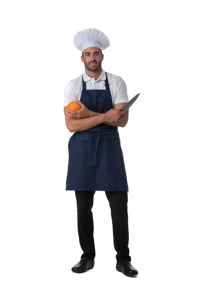 Masculino Cozinheiro Avental Chapéu Segurando Laranja Faca Isolado Fundo Branco — Fotografia de Stock