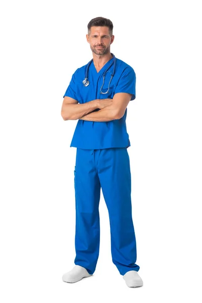 青い制服を着た男性看護師 白い背景で隔絶された腕を持つ聴診器スタンド 完全な長さの肖像画 — ストック写真