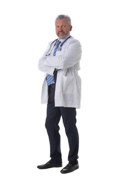 白地に隔離された聴診器を持つ白人男性医師 完全な長さの肖像画 — ストック写真
