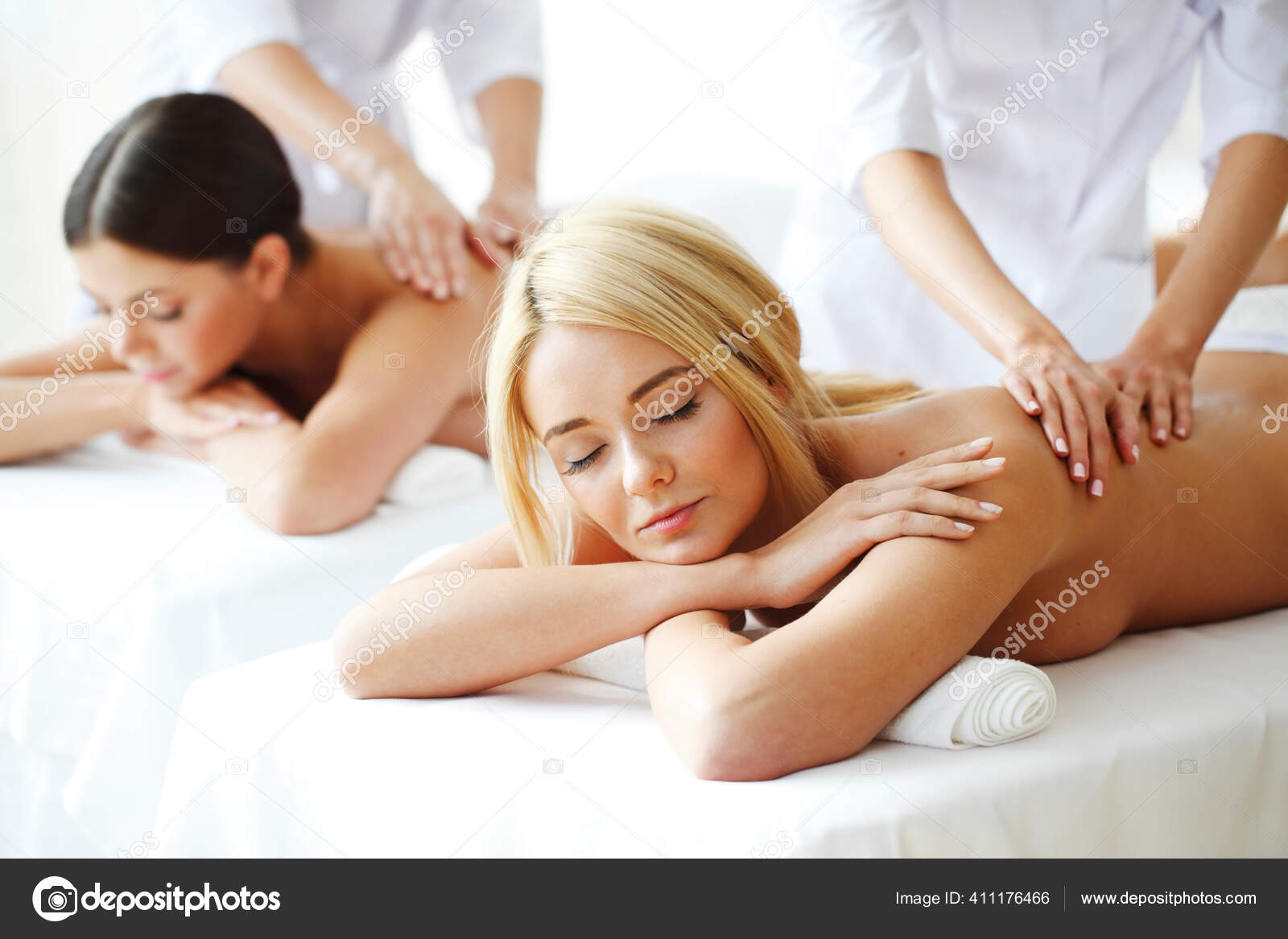 漂亮的女性朋友一起在温泉里按摩 图库照片 C Alotofpeople 漂亮的女性朋友一起在温泉里按摩 图库照片 C Alotofpeople