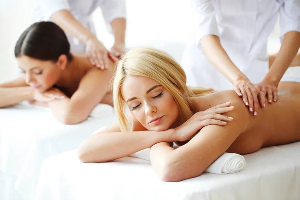 Vackra Kvinnliga Vänner Som Får Massage Tillsammans Spa — Stockfoto