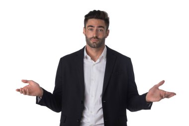 Kafası karışmış, hayal kırıklığına uğramış iş adamının portresi beyaz arka planda tek başına omuz silkiyor.