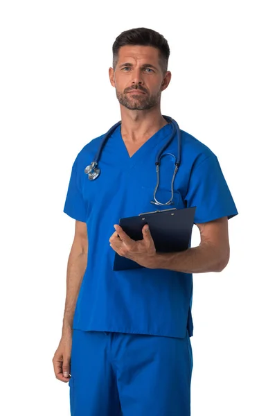 白い背景に隔離された聴診器とドキュメントフォルダと青の制服の男性看護師の肖像 — ストック写真