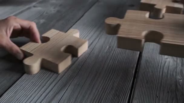 Podnikatelé montáž dřevěné puzzle na pracovním stole, týmová práce koncept