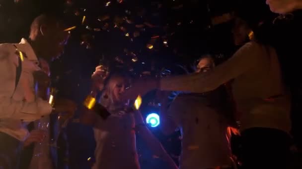 Веселитесь Вместе Группа Красивых Молодых Счастливых Многодневных Людей Танцуют Держа — стоковое видео