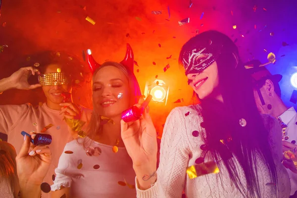 Gelukkige Mensen Mannen Vrouwen Gemengd Ras Dansen Samen Halloween Feest — Stockfoto