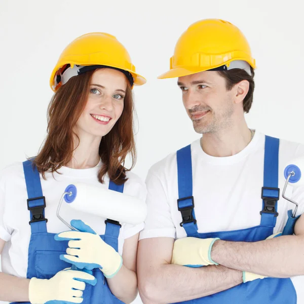 Dois Jovens Trabalhadores Uniforme Macacão Chapéu Duro Com Rolos Pintura — Fotografia de Stock