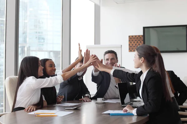 Χαρούμενη Επιχειρηματική Ομάδα Κάνει Κόλλα Πέντε Χέρια Τους Στο Γραφείο — Φωτογραφία Αρχείου