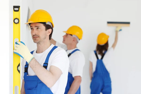 Grupo Constructores Sonrientes Sombreros Con Herramientas Para Construir Interiores Trabajo — Foto de Stock