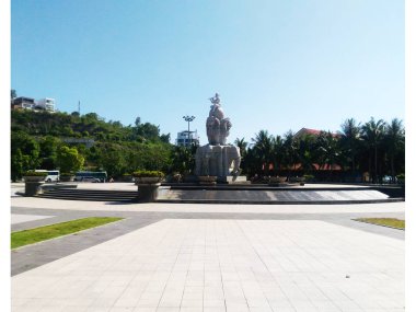 Vietnam Çeşme, mimari çalışmalar, kare Nha Trang, bir çocuk bir top üzerinde oturur ve çalış bir matkap, bir sıcak yaz günü, yeşil palmiye ağaçları, bir Asya manzara