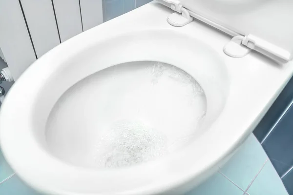 Woda wypłukuje toalety. — Zdjęcie stockowe