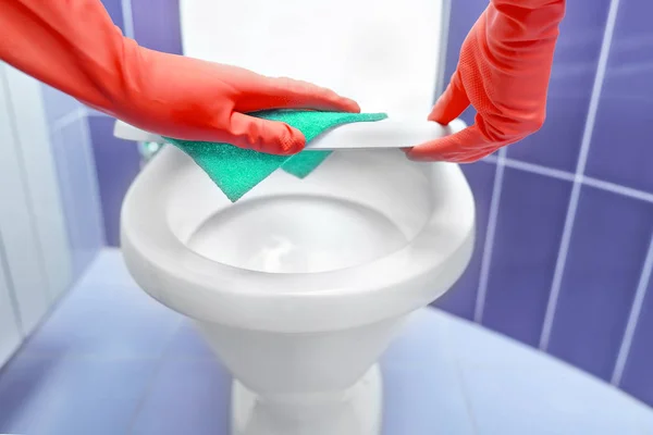 Hand veegt het toilet. — Stockfoto