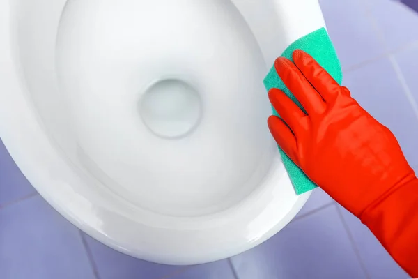 Kézzel wipes a WC-vel. — Stock Fotó