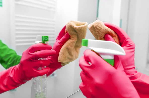 Mãos em luvas lavar o espelho . — Fotografia de Stock