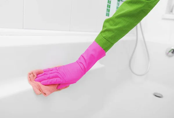 Gumi kesztyűt kezét mossa a zuhany alatt. — Stock Fotó