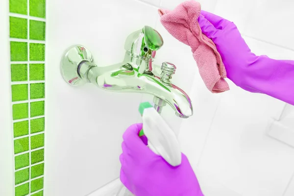 Hands in rubber gloves wash the shower. — Stock Photo, Image