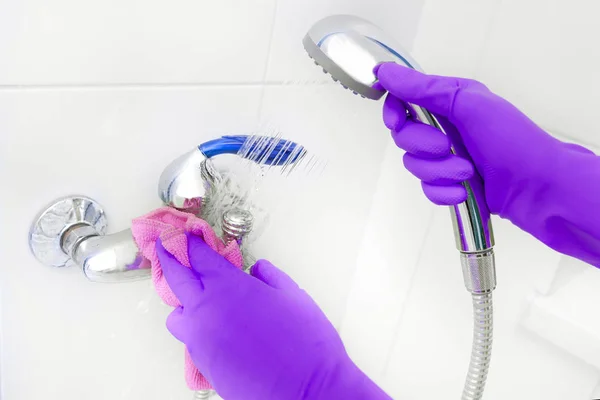 Руки в гумових рукавичках миють душ . — стокове фото