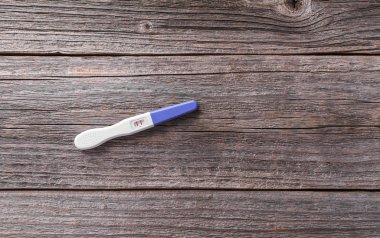 Hamilelik testi. Sonuç olumlu olur.