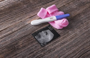 Embriyo gebelik testi ve bebek çorap resmini.