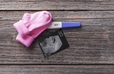Embriyo gebelik testi ve bebek çorap resmini.