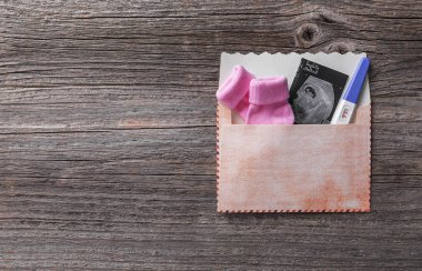 Zarf ve bebek çorap gebelik testinde.