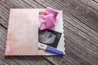 Zarf ve bebek çorap gebelik testinde.