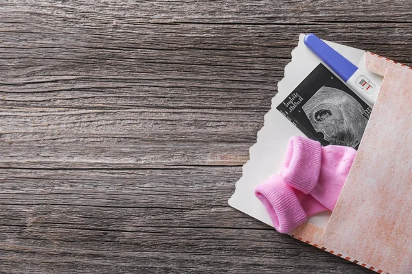 Zarf ve bebek çorap gebelik testinde.