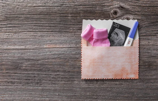 Zarf ve bebek çorap gebelik testinde.