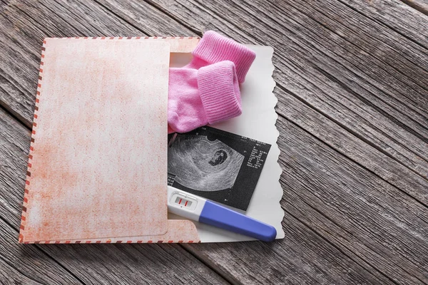 Zarf ve bebek çorap gebelik testinde.