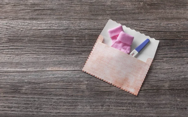 Zarf ve bebek çorap gebelik testinde.