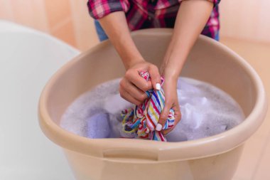 Kadın el havzasında çamaşır yıkamak.