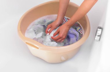 Kadın el havzasında çamaşır yıkamak.