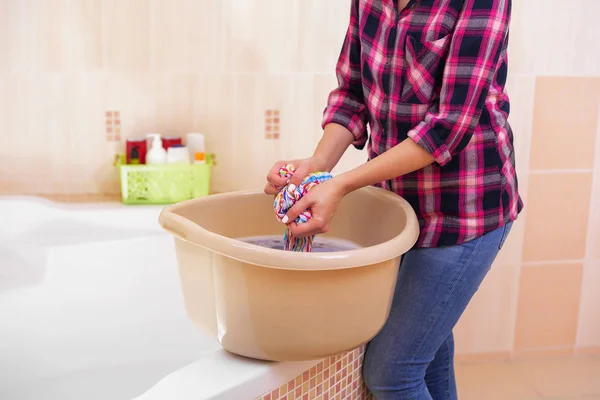 Женские руки стирают одежду в раковине . — стоковое фото