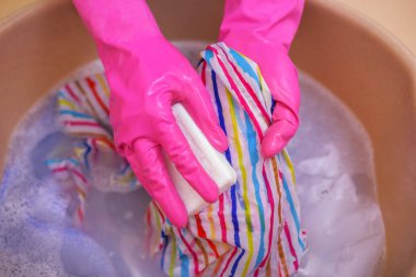 Çamaşır sabunla yıkamak.