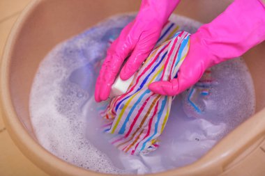 Çamaşır sabunla yıkamak.