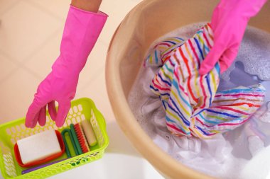 Çamaşır sabunla yıkamak.