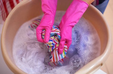 Kadın el havzasında çamaşır yıkamak.