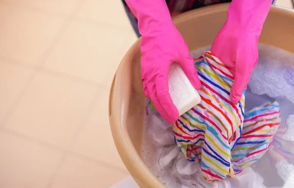 Стирать одежду с мылом . — стоковое фото