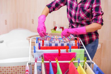 Kurutma makinesi üzerinde yıkanmış Çamaşırhane asmak.